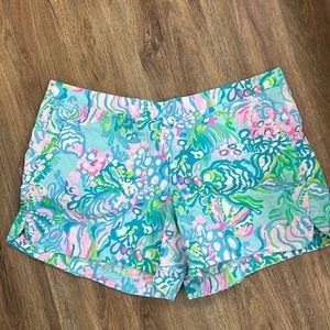 Lilly Pulitzer ocean view shorts. Size XL. EUC.